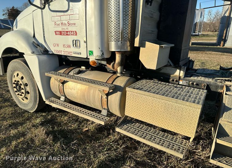 image for item NF9369 2007 Freightliner  Columbia  semi truck