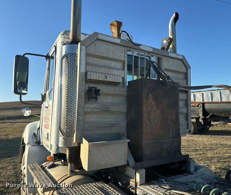 image for item NF9369 2007 Freightliner  Columbia  semi truck