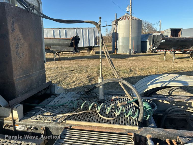 image for item NF9369 2007 Freightliner  Columbia  semi truck