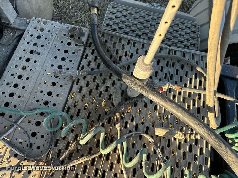 image for item NF9369 2007 Freightliner  Columbia  semi truck