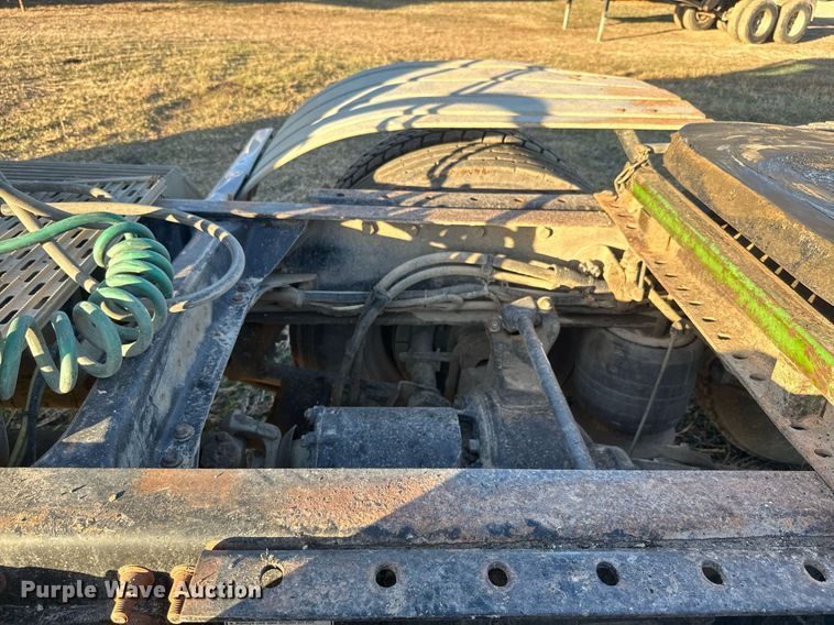 image for item NF9369 2007 Freightliner  Columbia  semi truck