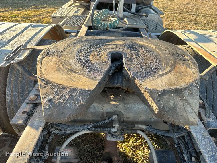 image for item NF9369 2007 Freightliner  Columbia  semi truck