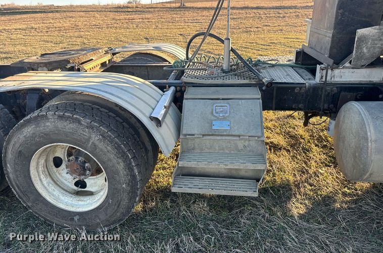 image for item NF9369 2007 Freightliner  Columbia  semi truck