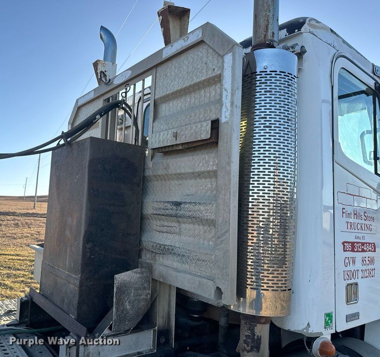 image for item NF9369 2007 Freightliner  Columbia  semi truck