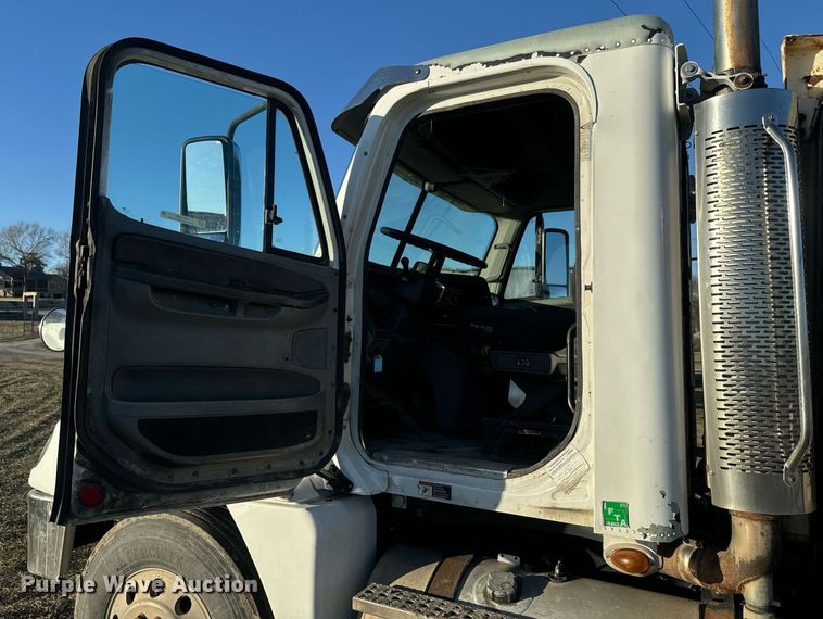image for item NF9369 2007 Freightliner  Columbia  semi truck