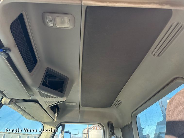 image for item NF9369 2007 Freightliner  Columbia  semi truck