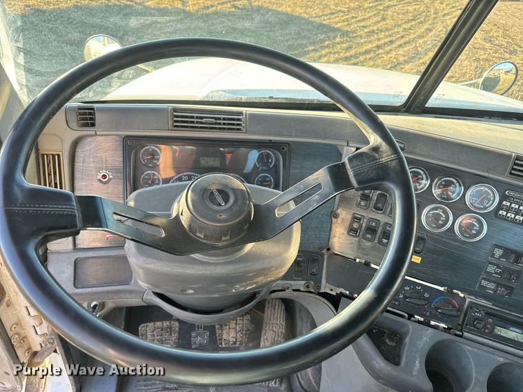 image for item NF9369 2007 Freightliner  Columbia  semi truck