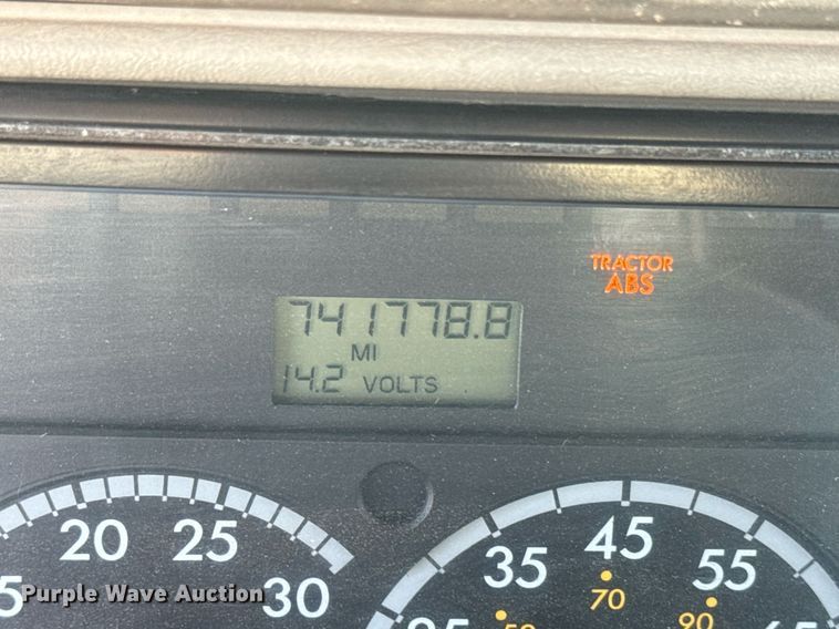 image for item NF9369 2007 Freightliner  Columbia  semi truck