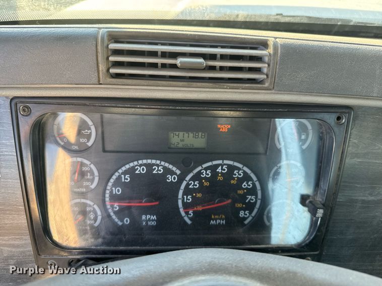 image for item NF9369 2007 Freightliner  Columbia  semi truck