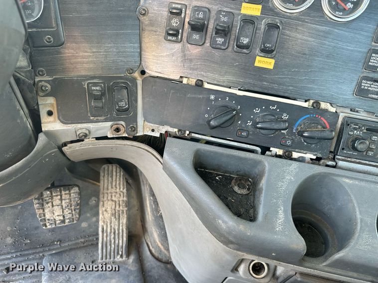 image for item NF9369 2007 Freightliner  Columbia  semi truck