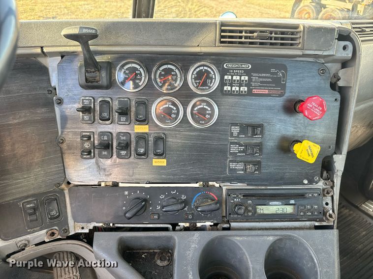 image for item NF9369 2007 Freightliner  Columbia  semi truck