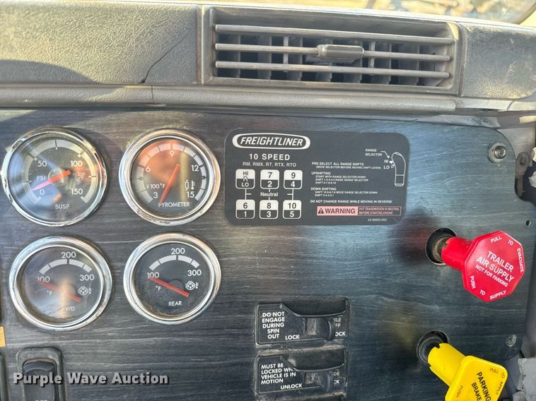 image for item NF9369 2007 Freightliner  Columbia  semi truck