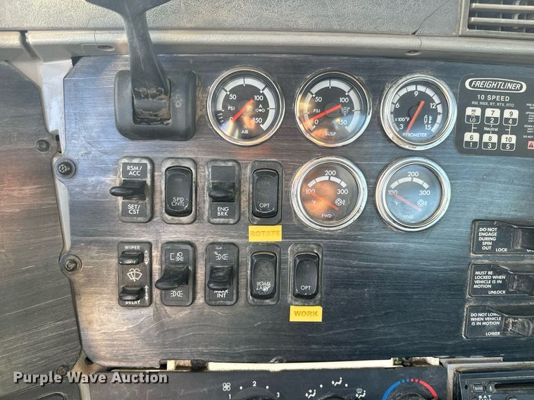 image for item NF9369 2007 Freightliner  Columbia  semi truck