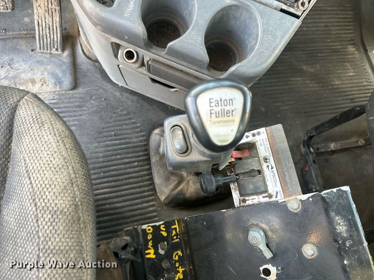 image for item NF9369 2007 Freightliner  Columbia  semi truck