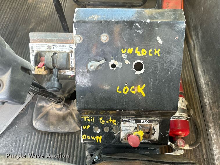 image for item NF9369 2007 Freightliner  Columbia  semi truck