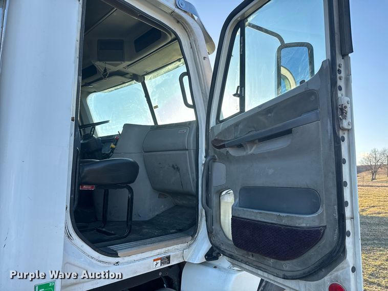 image for item NF9369 2007 Freightliner  Columbia  semi truck