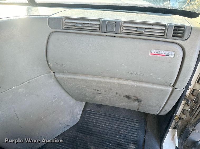 image for item NF9369 2007 Freightliner  Columbia  semi truck