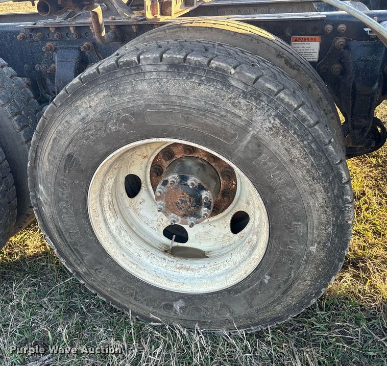 image for item NF9369 2007 Freightliner  Columbia  semi truck