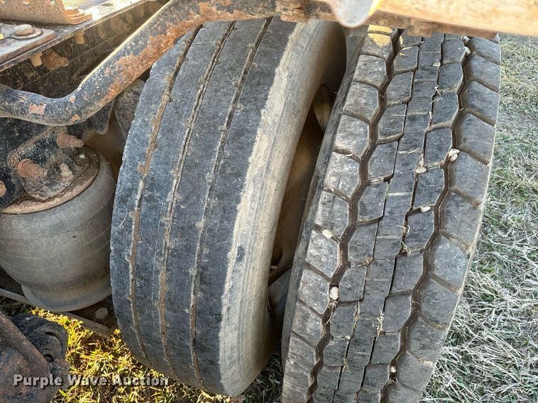 image for item NF9369 2007 Freightliner  Columbia  semi truck