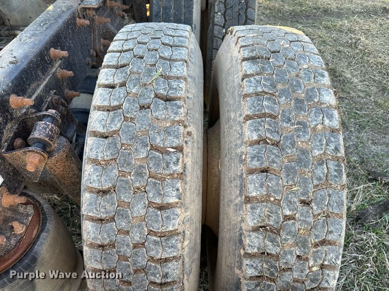 image for item NF9369 2007 Freightliner  Columbia  semi truck