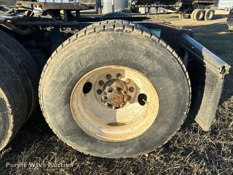 image for item NF9369 2007 Freightliner  Columbia  semi truck