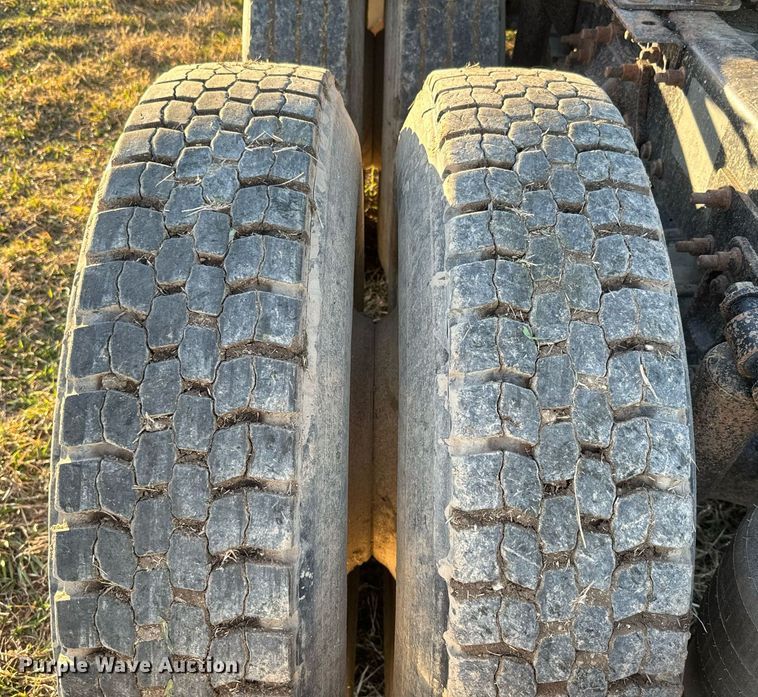 image for item NF9369 2007 Freightliner  Columbia  semi truck