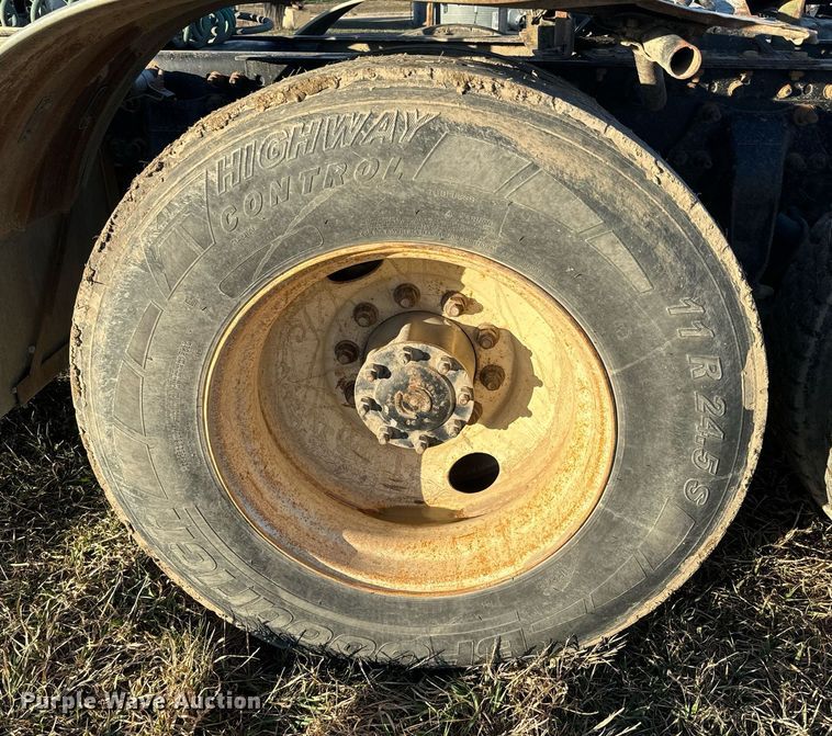 image for item NF9369 2007 Freightliner  Columbia  semi truck