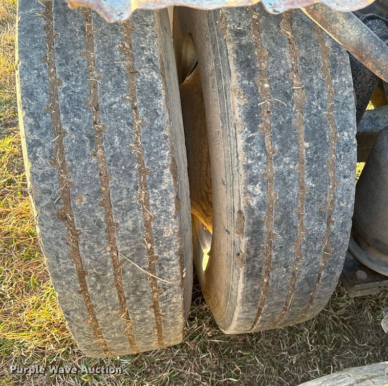 image for item NF9369 2007 Freightliner  Columbia  semi truck