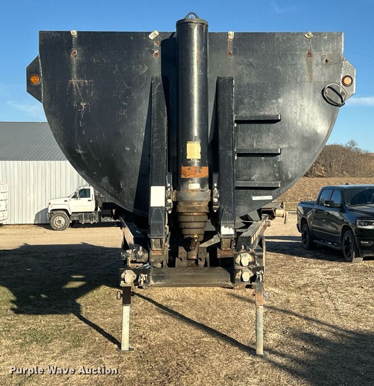 image for item NF9371 2010 Manac end dump trailer