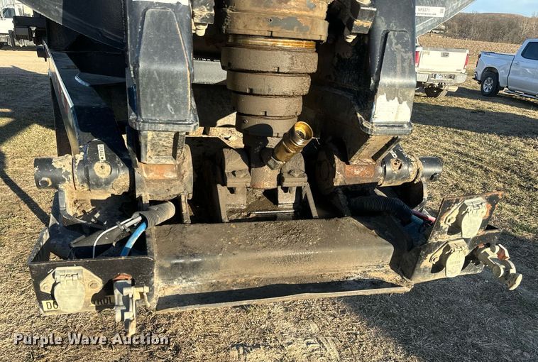 image for item NF9371 2010 Manac end dump trailer