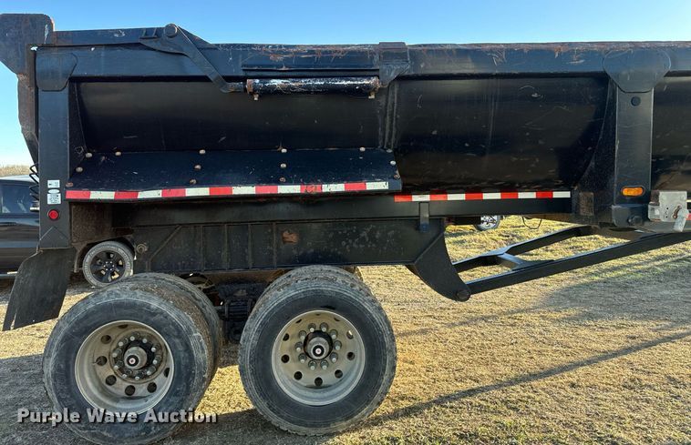 image for item NF9371 2010 Manac end dump trailer