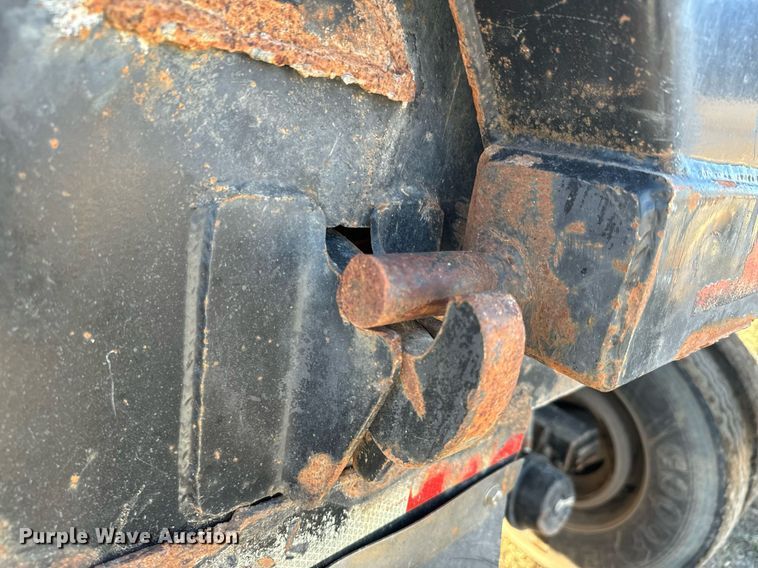 image for item NF9371 2010 Manac end dump trailer