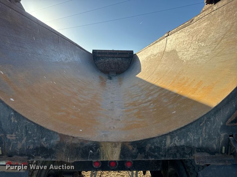 image for item NF9371 2010 Manac end dump trailer