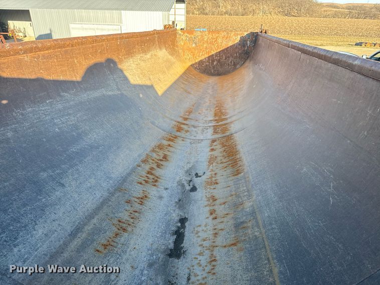 image for item NF9371 2010 Manac end dump trailer