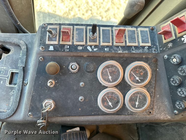 image for item NJ9382 1990 Champion 740A motor grader