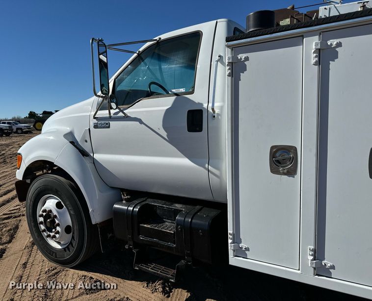 image for item NU9330 2003 Ford  F650 Super Duty utility / service truck