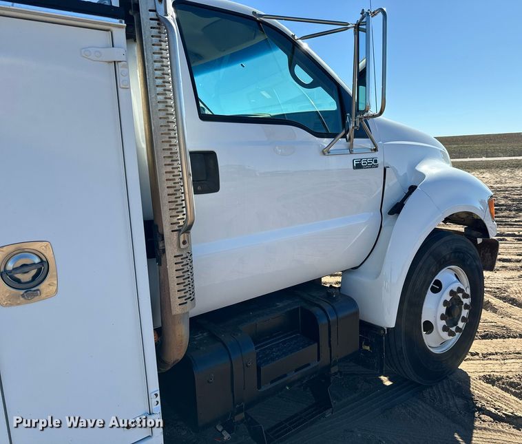 image for item NU9330 2003 Ford  F650 Super Duty utility / service truck