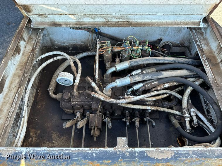 image for item NU9330 2003 Ford  F650 Super Duty utility / service truck