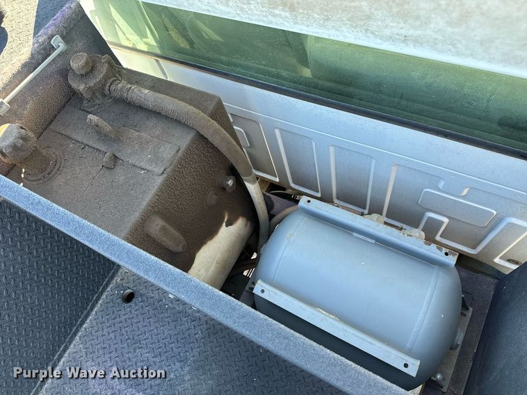 image for item NU9330 2003 Ford  F650 Super Duty utility / service truck