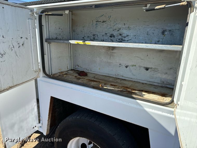 image for item NU9330 2003 Ford  F650 Super Duty utility / service truck