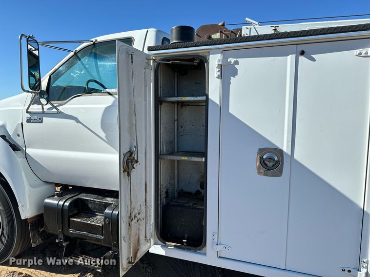 image for item NU9330 2003 Ford  F650 Super Duty utility / service truck