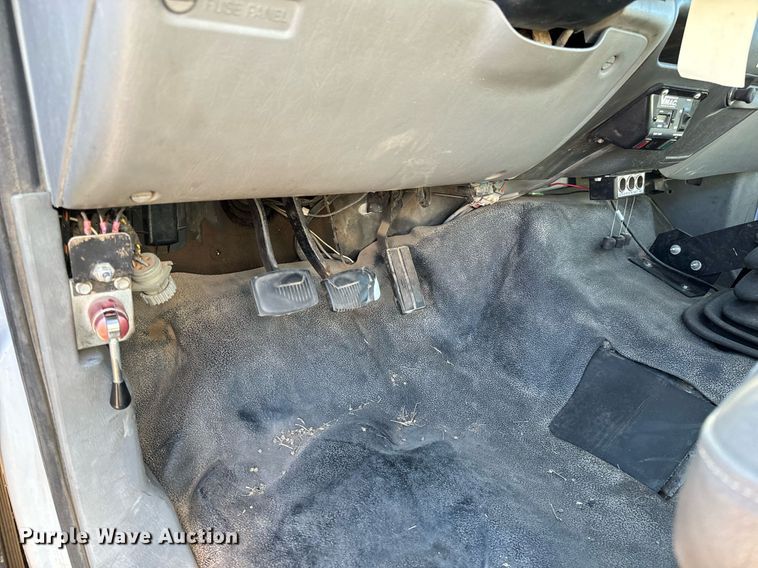 image for item NU9330 2003 Ford  F650 Super Duty utility / service truck