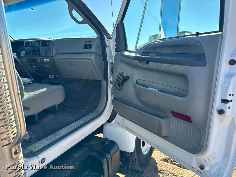 image for item NU9330 2003 Ford  F650 Super Duty utility / service truck