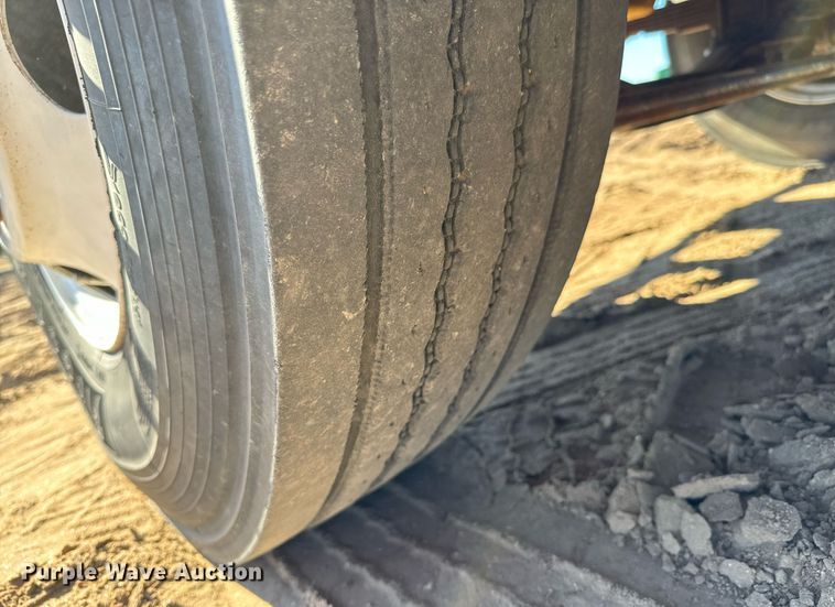 image for item NU9330 2003 Ford  F650 Super Duty utility / service truck