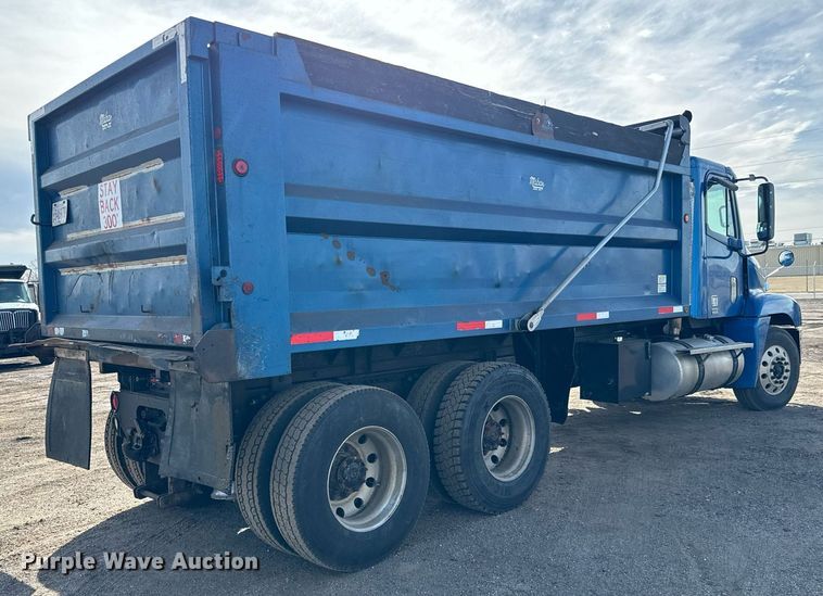 image for item NU9467 2005 Freightliner  Century Class S/T dump truck