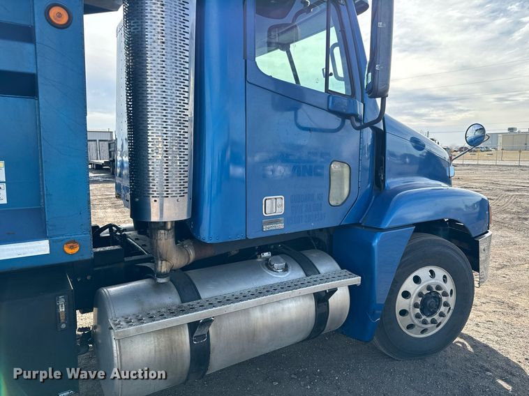 image for item NU9467 2005 Freightliner  Century Class S/T dump truck