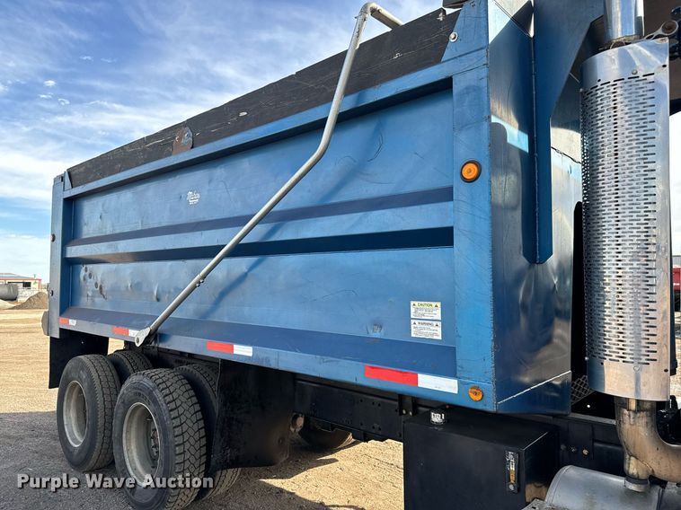 image for item NU9467 2005 Freightliner  Century Class S/T dump truck