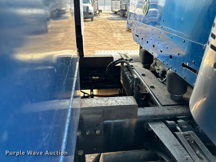 image for item NU9467 2005 Freightliner  Century Class S/T dump truck