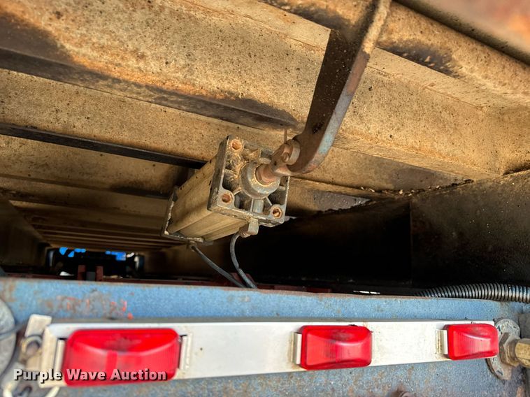 image for item NU9467 2005 Freightliner  Century Class S/T dump truck