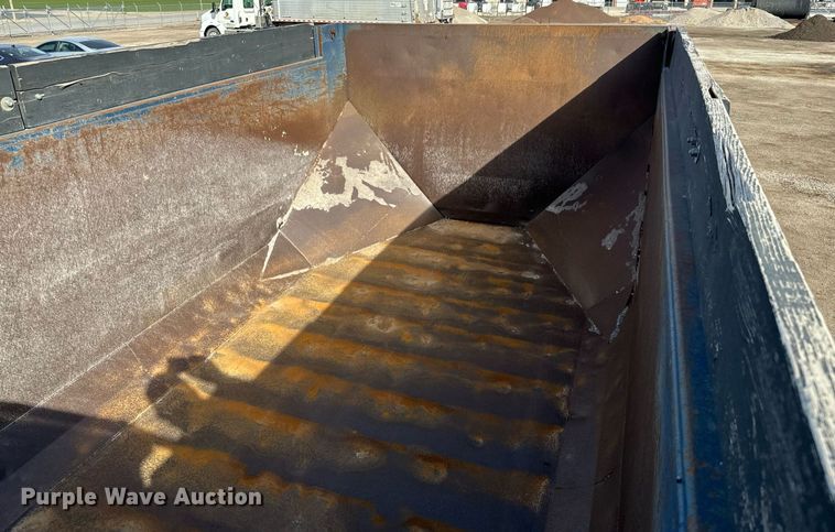 image for item NU9467 2005 Freightliner  Century Class S/T dump truck